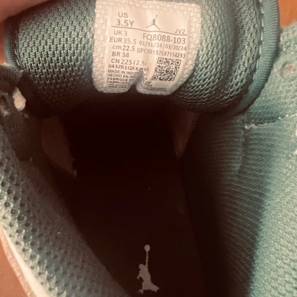 Air Jordan 1 Mid SE Size 3.5Y - Picture 4 of 4